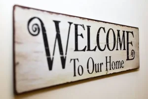 Cartel de bienvenida que pone "Welcome to our home"